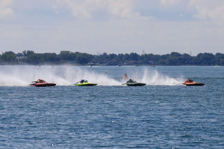 SLIDESHOW Thunder on the Niagara hits the water Gallery