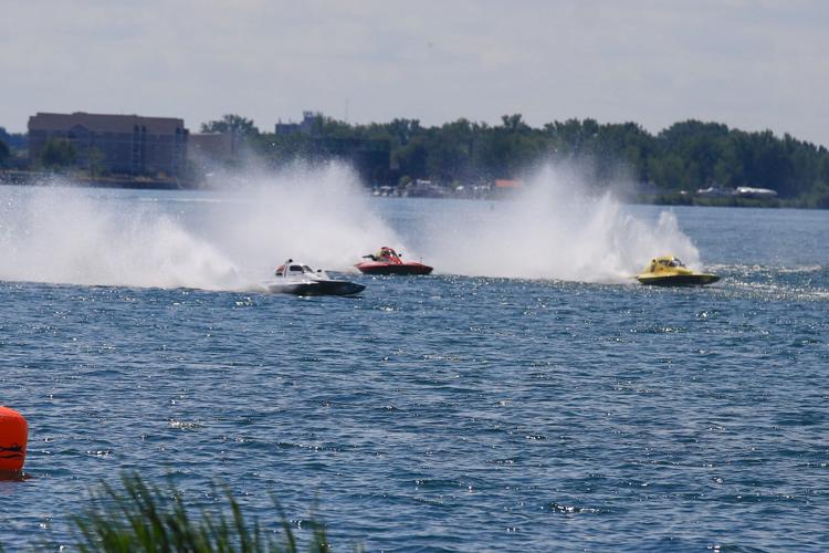 SLIDESHOW Thunder on the Niagara hits the water Gallery