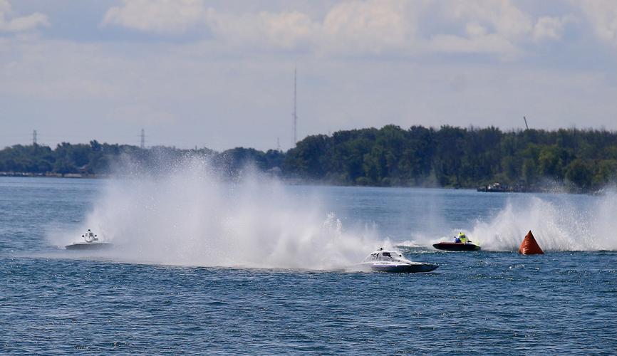 SLIDESHOW Thunder on the Niagara hits the water Gallery