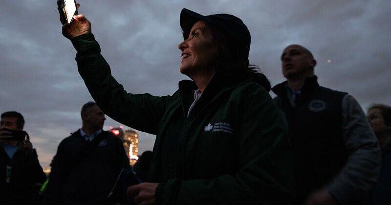 Hochul views eclipse at Niagara Falls State Park - Vimarsana News
