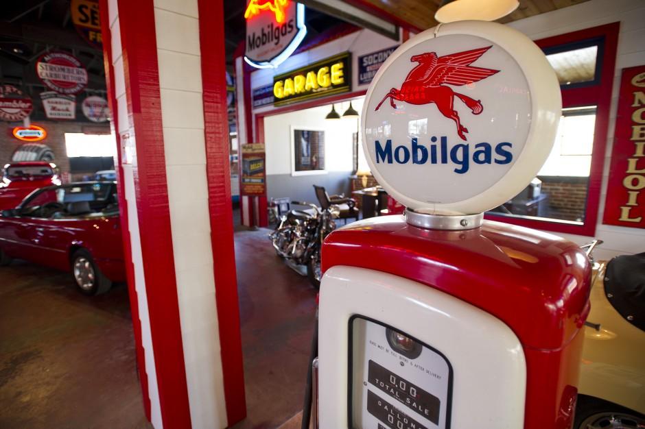 Cherokee Lane business features classic cars, vintage collectibles