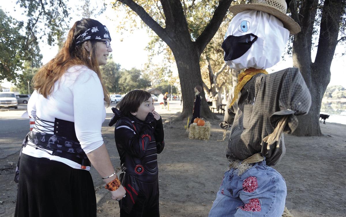 10_31_20_SCARECROW_05.JPG