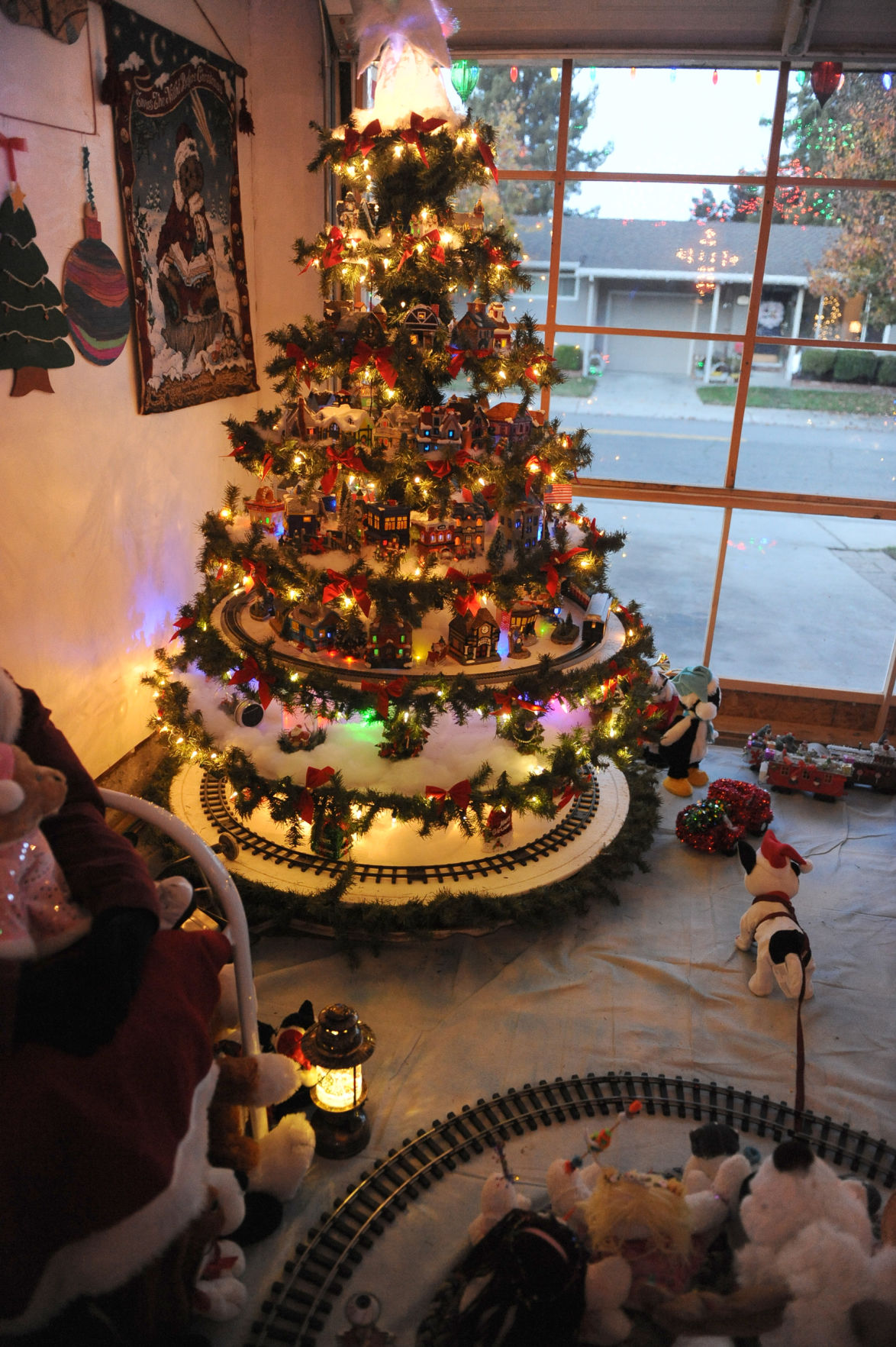 Illuminating Nativity On Tokay >> Christmas Magic Elaborate Christmas Displays Are Beloved Traditions Illuminating Nativity On Tokay >> Christmas Magic Elaborate Christmas Displays Are Beloved Traditions