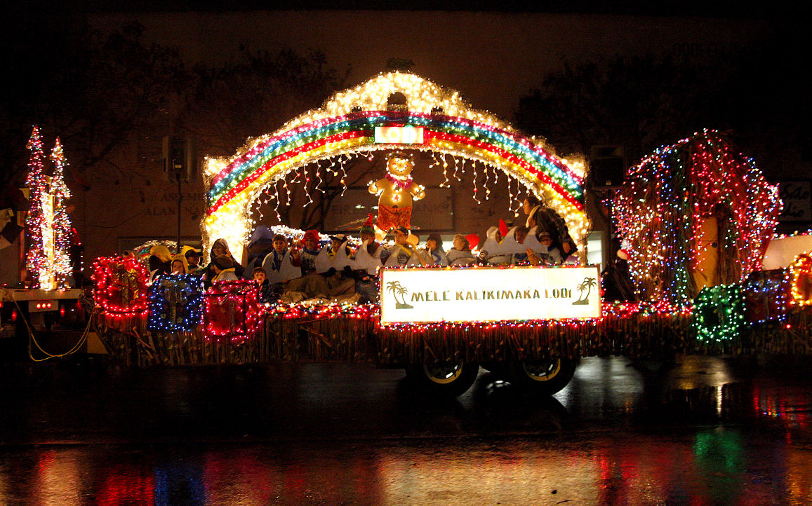 Parade of Lights draws large crowd to Downtown Lodi despite rain | News ...