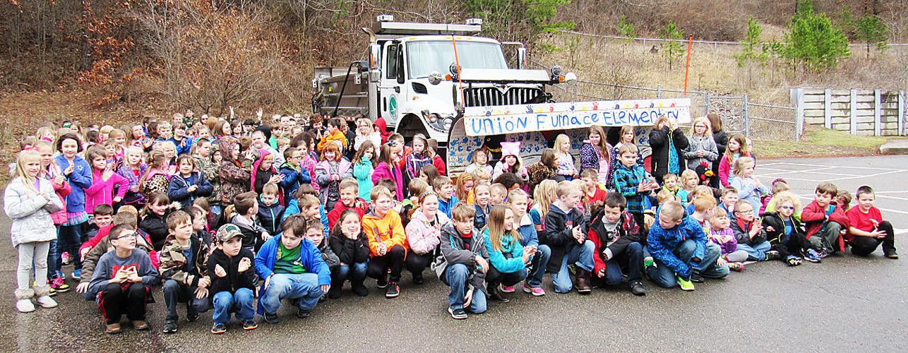Union Furnace Elementary signs their art for ODOT News