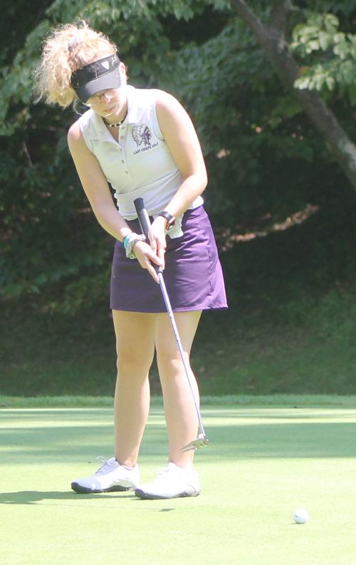 Dreena Wiseman putts out