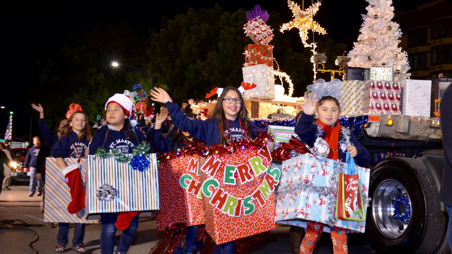 Christmas Parade Of Lights Celebrates The Joy Of Giving Local News Lompocrecord Com Christmas Float Ideas With Lights 2021