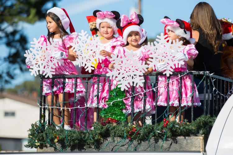 Video A little rain, wind cannot stop the Santa Maria Christmas Parade