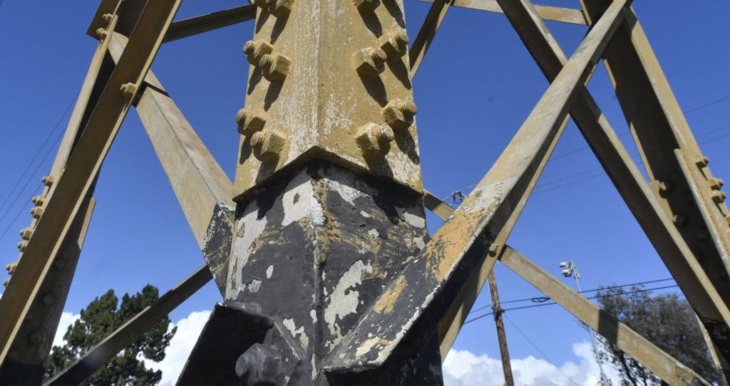 Pg E Set To Remove Lead Paint From Transmission Towers Lompocrecord Com