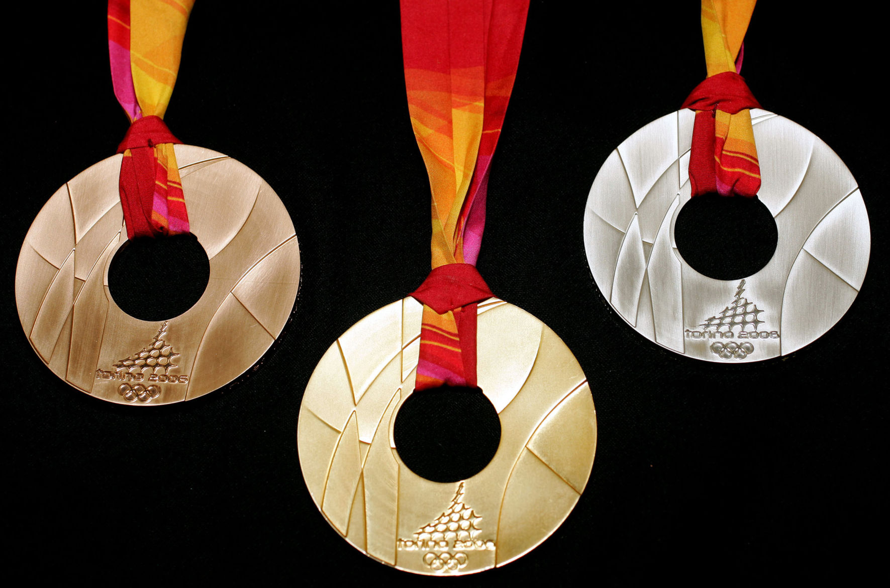 その他 Gold Medal Women's and Men's Designs Here's a look at every Olympic gold medal design since 2000