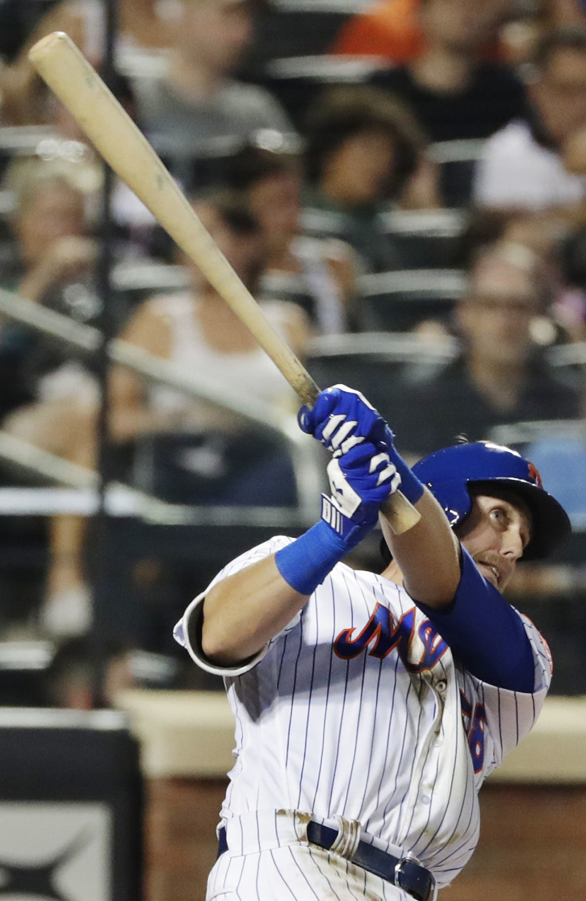 Mets' Jeff McNeil has baseballs thrown at him while playing outfield in  Cincinnati