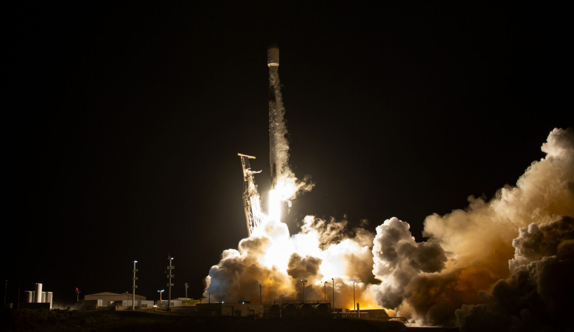 SpaceX Falcon 9 Rocket Launch From Vandenberg SFB Rattles Windows ...