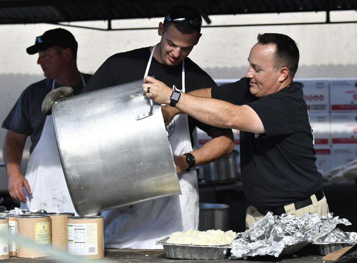 Police Officers Association Serves Community Thanksgiving Feast Lompocrecord Com