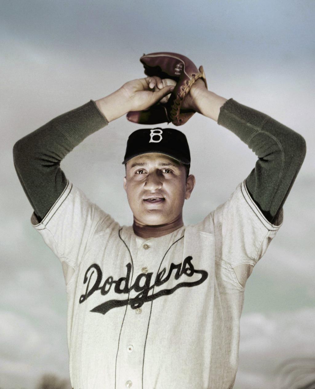 Los Angeles Dodgers' Maury Wills (30) knocks Chicago Cubs third