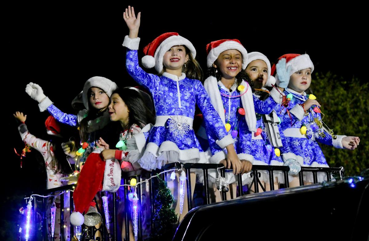 2019 S Best Rain Holds Off As Lompoc Christmas Parade Spreads Holiday Cheer Local News Lompocrecord Com