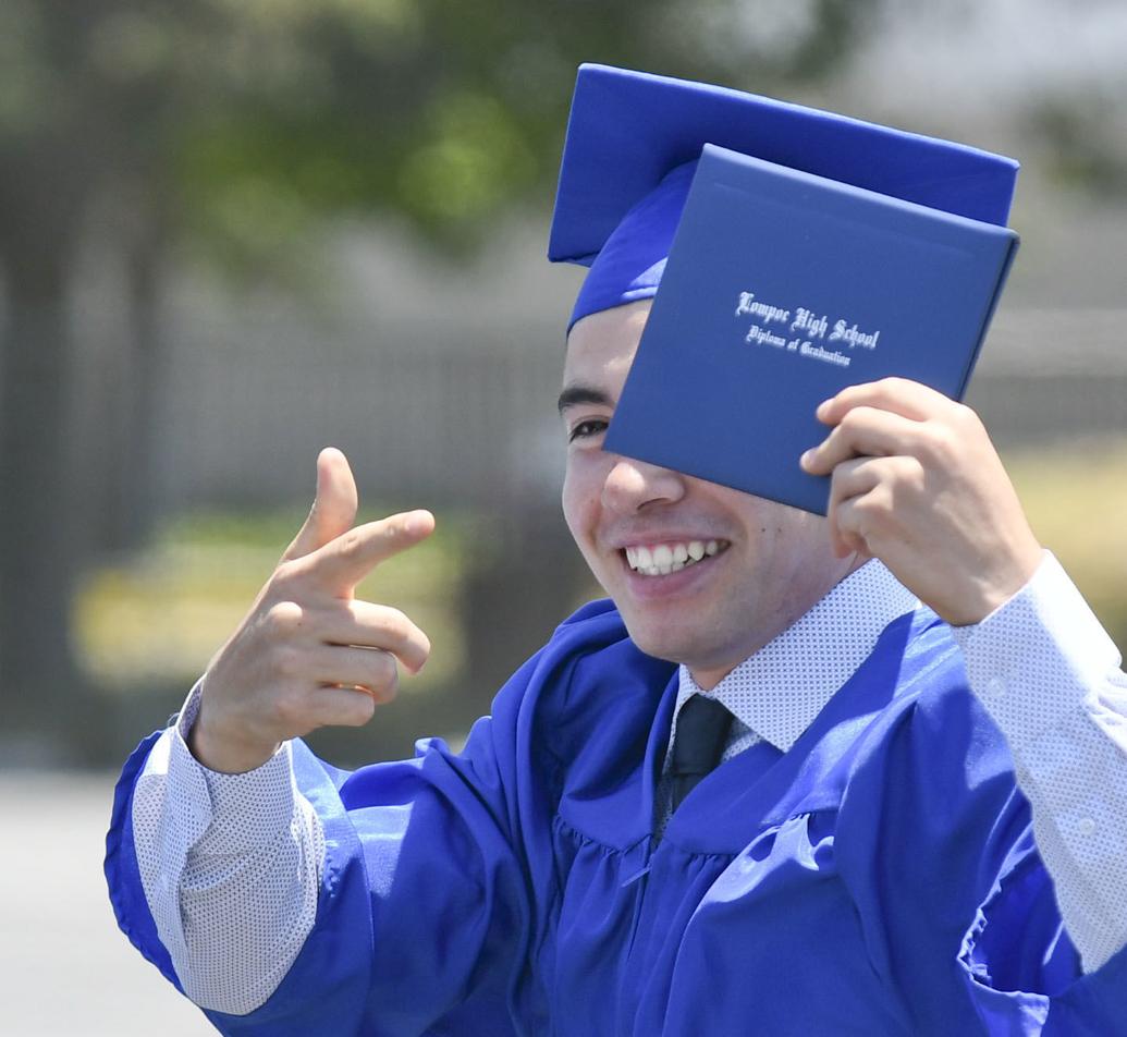 Photos Lompoc High School sends off graduates with drivethrough