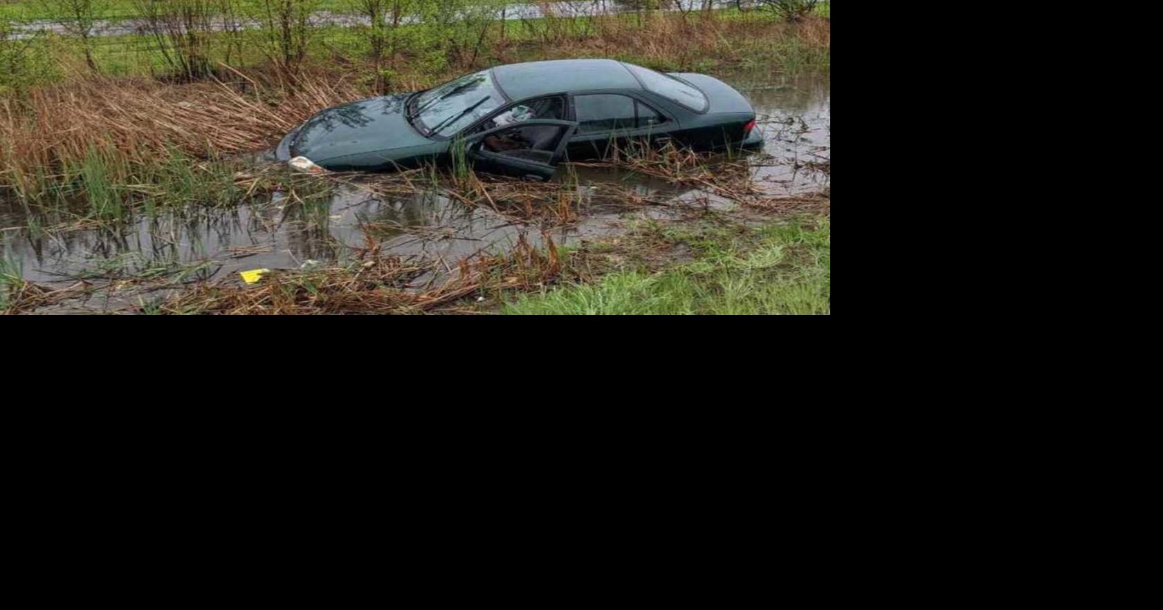 Chesterton street commissioner, police officer, rescue woman from car