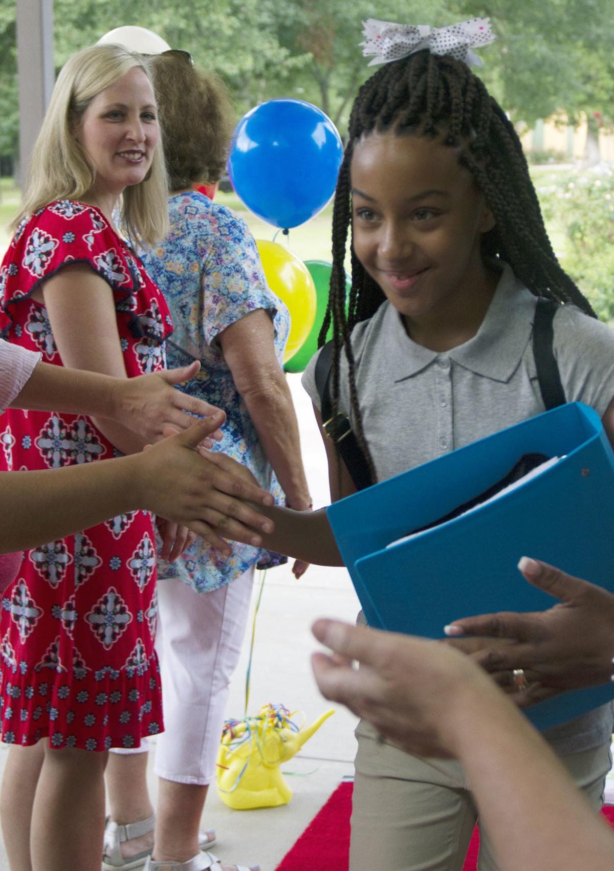 Community Welcomes Students With Red Carpet On First Day Of School Local State Lufkindailynews Com
