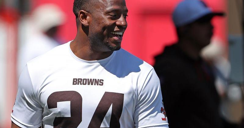 Browns running back Nick Chubb is all smiles on the sideline during minicamp, Tuesday, June 11, 2024, in Berea.