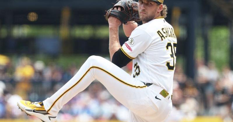 Pittsburgh Pirates starting pitcher Braxton Ashcraft (35) delivers a pitch against the Chicago Cubs during the first inning at PNC Park in Pittsburgh, Pennsylvania.