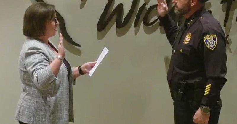 Wichita Falls City Clerk Marie Balthrop administers the oath of office to new police Chief Jonathan Lindsey.