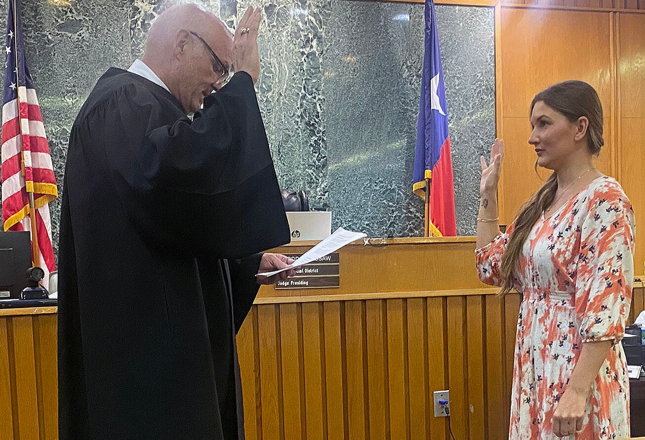 Inselmann swears Barrett in as district clerk | Local & State ...