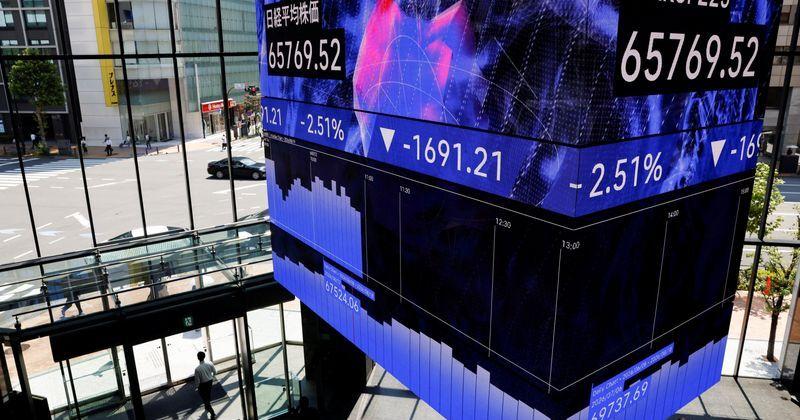 Investors shrug off US sanctions plan for Iran, bitcoin powers on