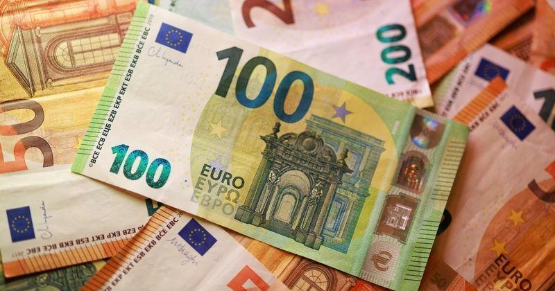 Dollar treads water ahead of PCE; Aussie gains on hot CPI