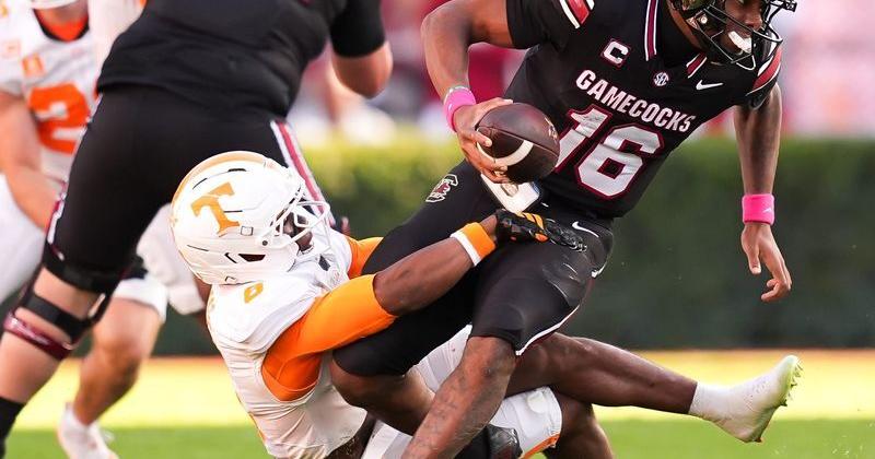 South Carolina quarterback LaNorris Sellers (16) escapes a tackle attempt by Tennessee defensive back Qua Moss (6) during a