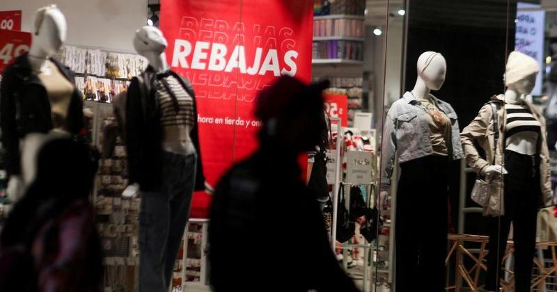 Sale sign at a clothing store in Mexico City