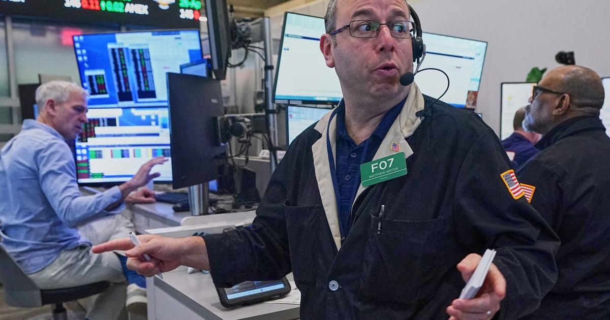 तेल की कीमतें बढ़ने से अमेरिकी शेयर अपने रिकॉर्ड से पीछे हट गए