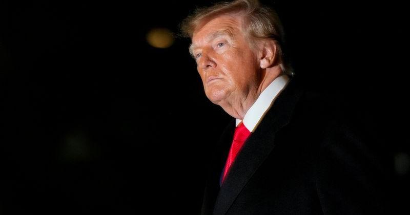 US President Donald Trump walks from Marine One to the White House in Washington