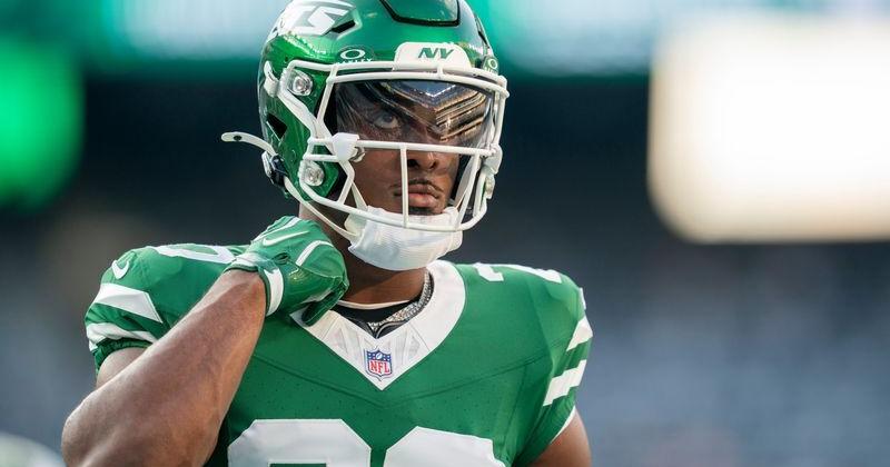 New York Jets running back Breece Hall (20) warms up during a preseason opening game between the New York Jets and Tampa Bay