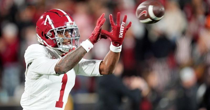 Alabama 's Isaiah Horton (1) warms up before the College Football Playoff game between the University of Oklahoma Sooners (OU) and the Alabama Crimson Tide at the Gaylord Family â€“ Oklahoma Memorial Stadium in Norman, Okla., Friday Dec. 19, 2025.