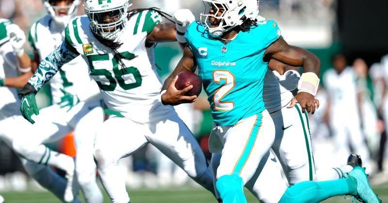 The Jets defense goes after Miami Dolphins quarterback Malik Willis (2) as he runs the ball, Sunday, Oct. 25, 2026, at East