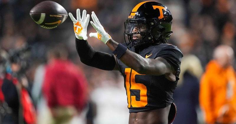 Tennessee defensive back Edrees Farooq (15) catches the ball during warm-ups before a NCAA football game between the Tennessee