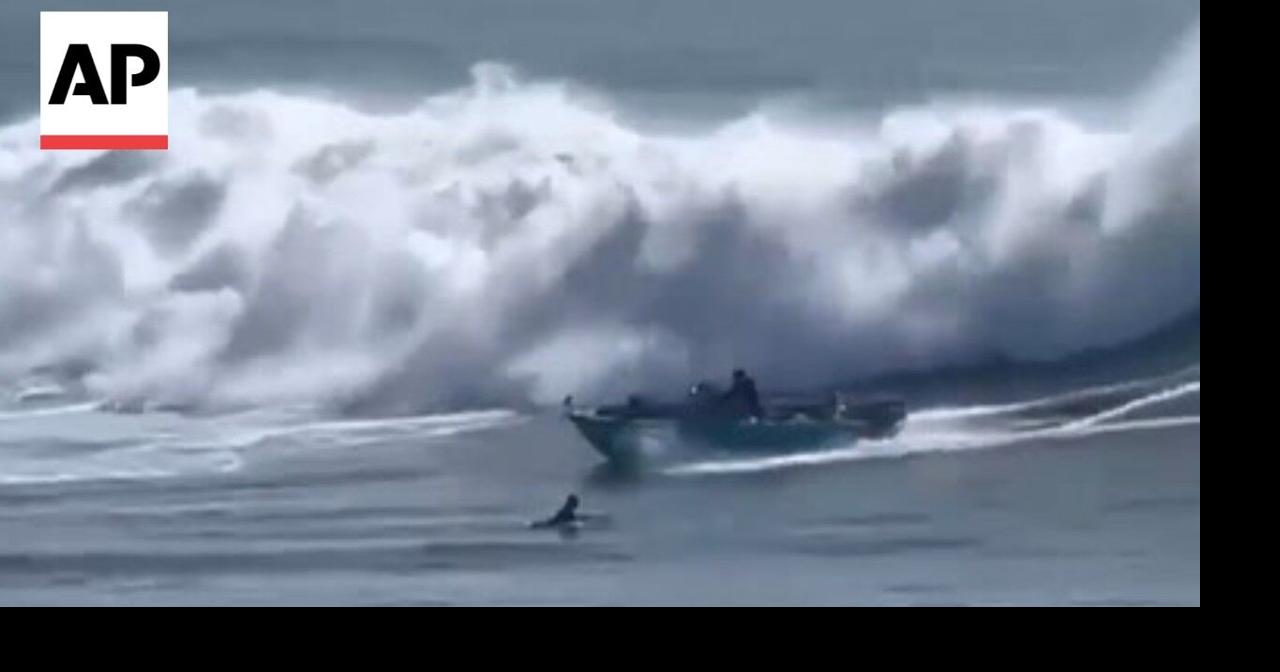 Video shows ocean waves capsizing a boat in Santa Cruz, California | Ap ...