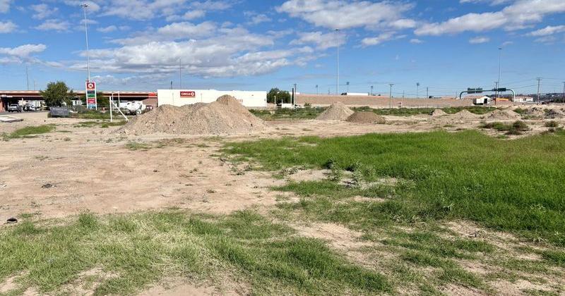 A vacant lot marks the future home of a new Dunkin' Donuts on North Loop Drive i...