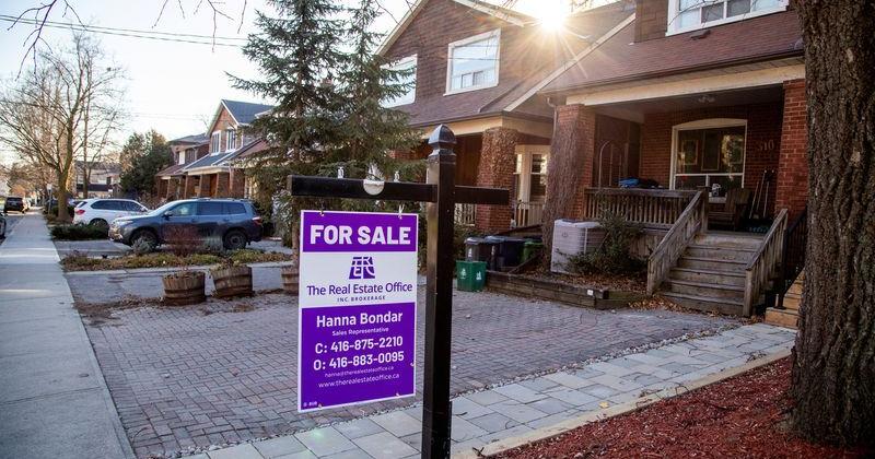 Real estate signs in Toronto