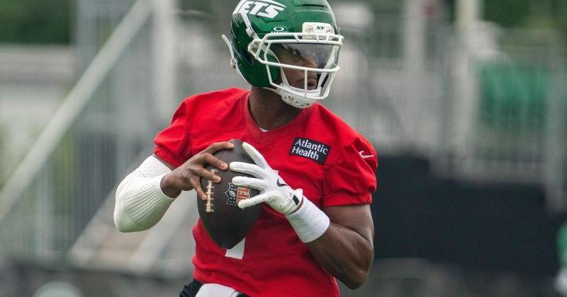 New York Jets quarterback Geno Smith (7) practices his throws during a practice for the New York Jets at their training facility