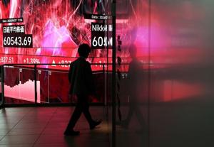 Asia stocks firm; oil edges up on Gulf morass