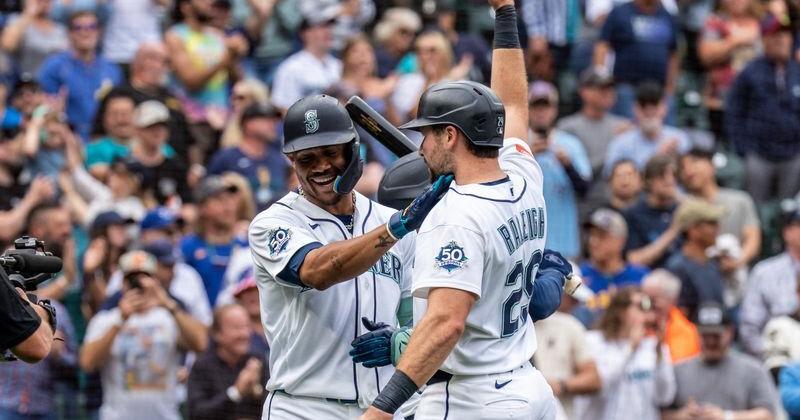 Mariners rally to spoil deGrom's gem, beat Rangers
