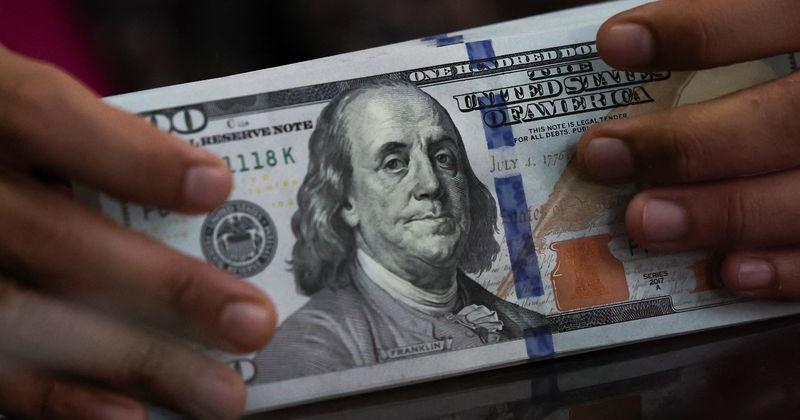 الدولار محصور في نطاق حيث تسعير الأسواق استجابة بنك الاحتياطي الفيدرالي الحذرة
