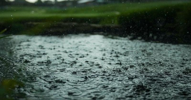 Patrons take cover during a weather delay during the third round of the Memorial Tournament at Muirfield Village Golf Club on June 6, 2026. Lightning and rain stopped play.