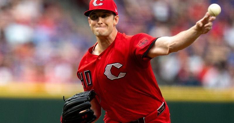 Cincinnati Reds pitcher Nick Lodolo (40) pitches in the second inning between the Chicago Cubs and Cincinnati Reds at Great