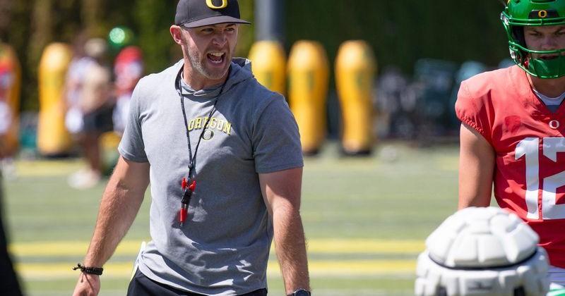 Oregon tight ends coach Drew Mehringer works with players during practice with the Ducks Wednesday, Aug. 14 2024 at the Hatfield-Dowlin Complex in Eugene, Ore.