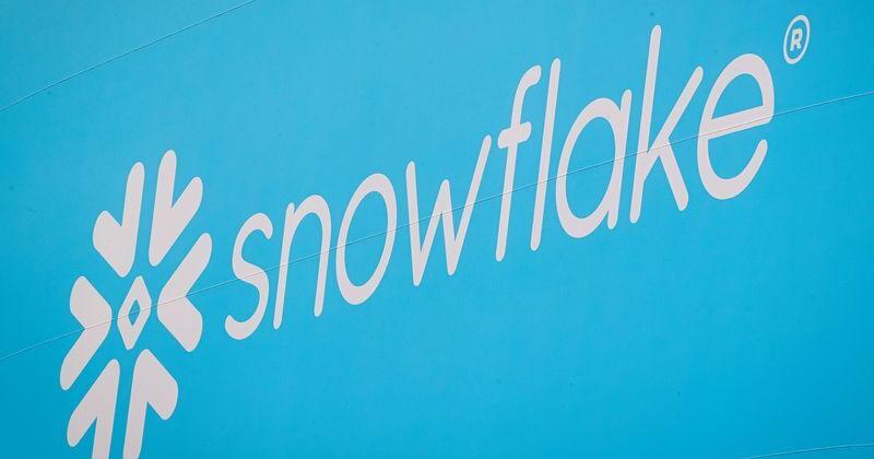 Snowflake lifts annual revenue forecast on cloud and AI demand, shares soar