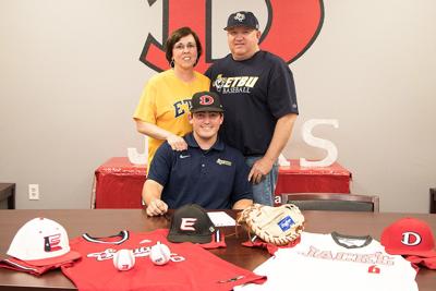 Diboll S Smith Signs With Etbu High School Lufkindailynews Com