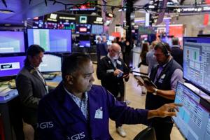 S&P 500 ends higher as CoreWeave results fuel AI optimism
