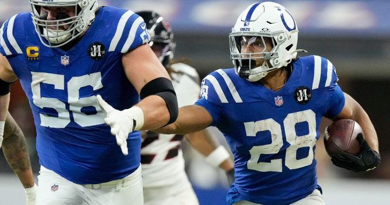 Indianapolis Colts running back Jonathan Taylor (28) rushes the ball up the sideline Sunday, Nov. 30, 2025, during a game against the Houston Texans at Lucas Oil Stadium in Indianapolis.